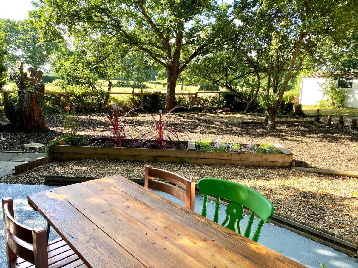 Holly Tree Cottage - 3 Bedrooms And Large Garden With Optional Glamping Double Outside Lymington Exterior foto