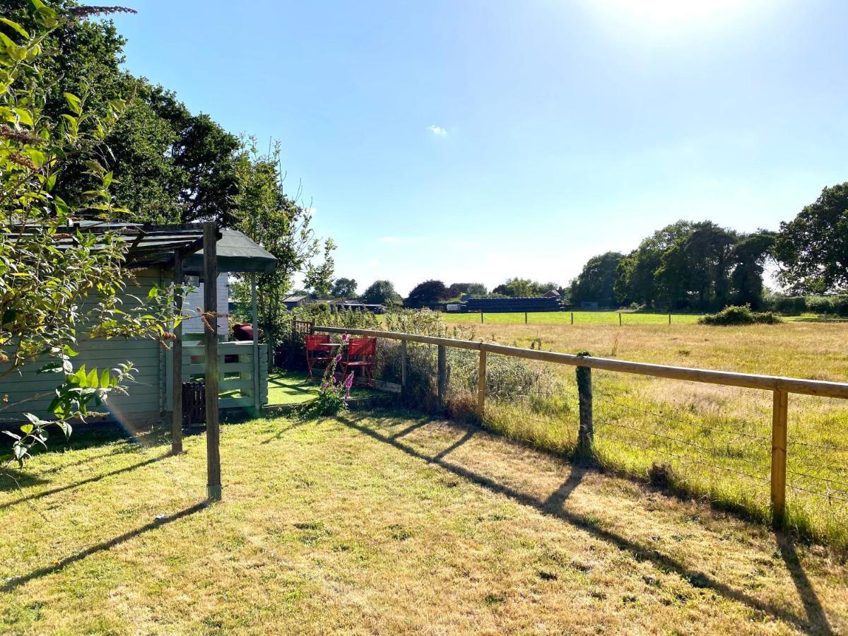Holly Tree Cottage - 3 Bedrooms And Large Garden With Optional Glamping Double Outside Lymington Exterior foto